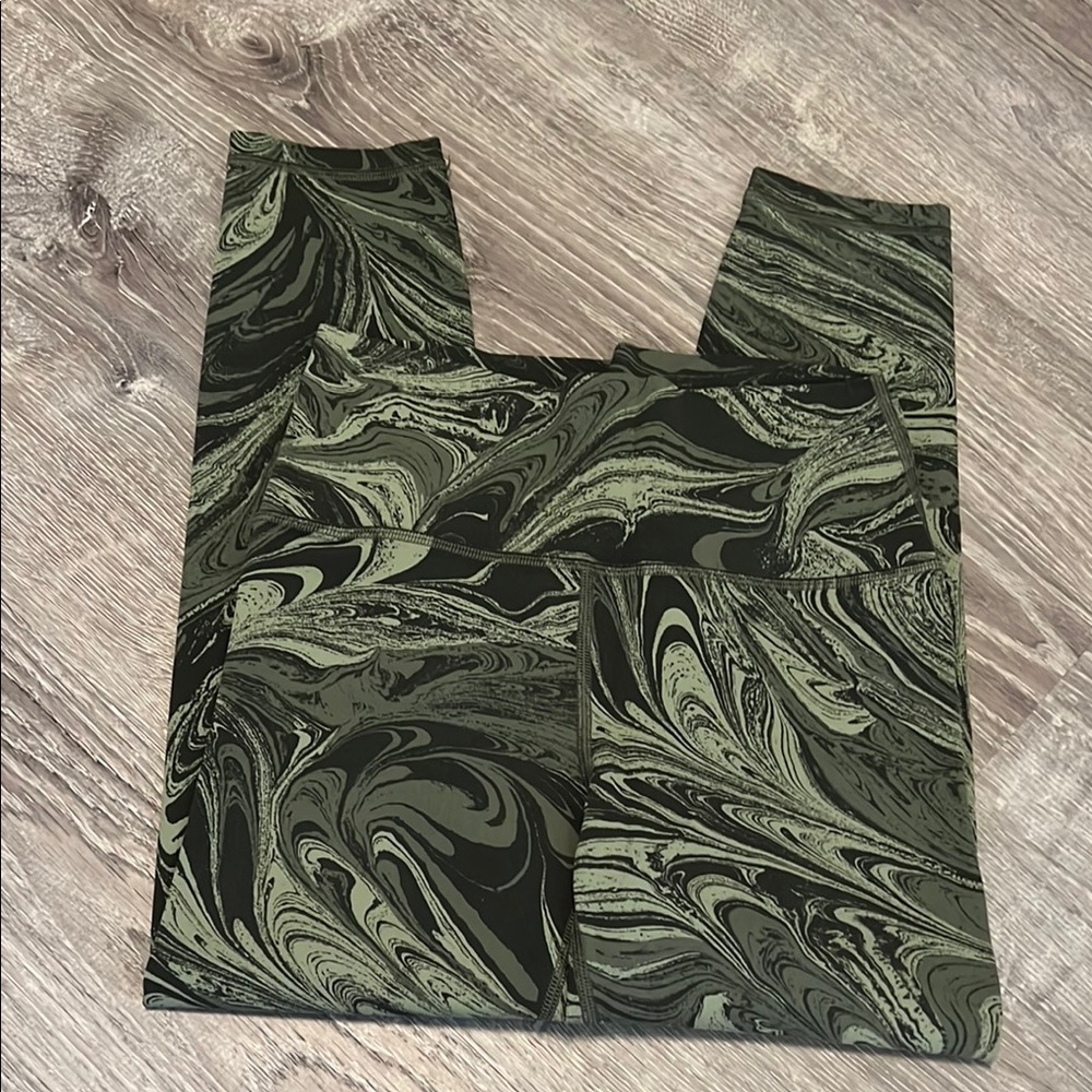 Athleta Green and Black Swirl 7/8 length